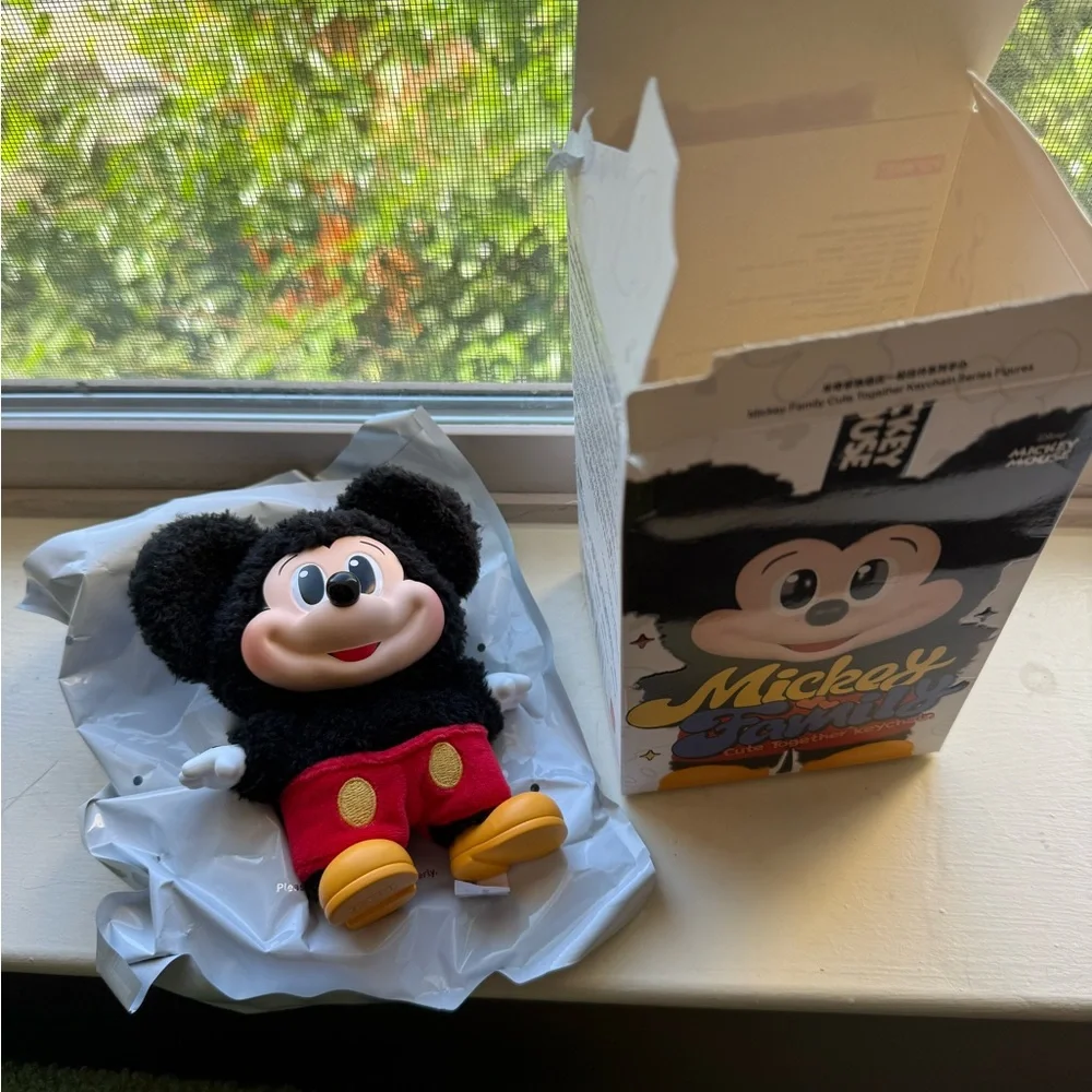 Mickey Mouse Family Keychain Set - Picture 2 of 4